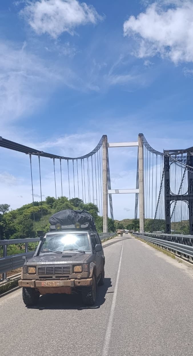 4×4 S∞Mada franchissant un pont dans le Sud de Madagascar