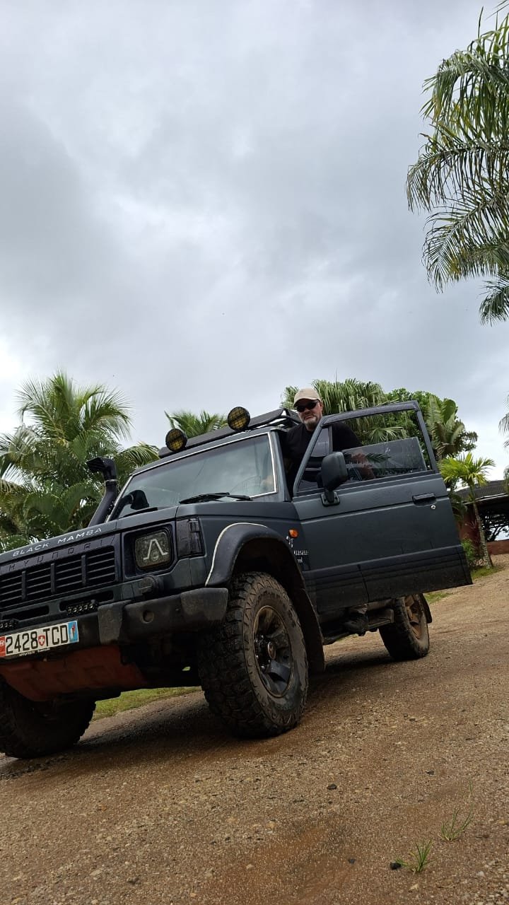 Voyageurs en 4×4 sur les pistes de l'Ouest malgache