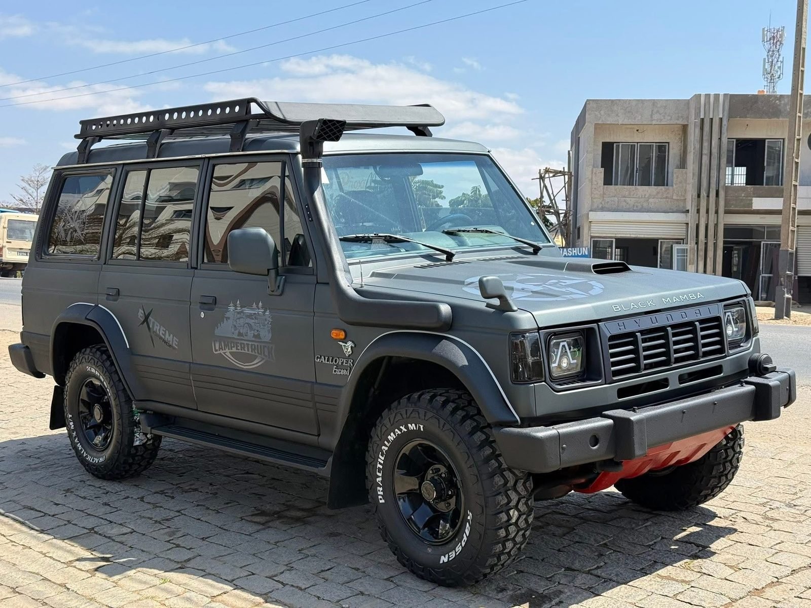 4×4 Black Mamba de S∞Mada avec chauffeur à Madagascar 4×4 Black Mamba de S∞Mada avec chauffeur à Madagascar